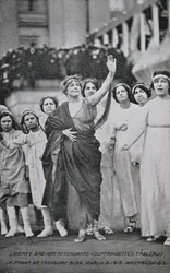 Frauen und Kinder bei einer Suffragetten-Tableau-Aufführung, 3. März 1913